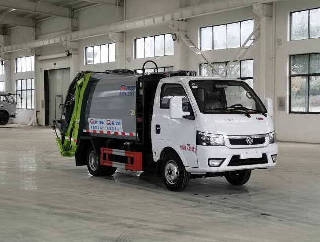 東風(fēng)小型藍牌壓縮式垃圾車